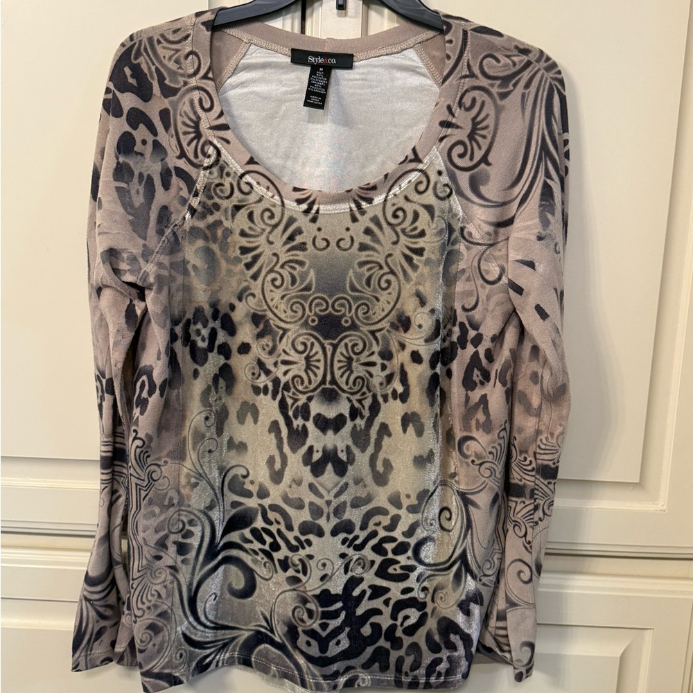 Style & Co. women’s beautiful gold beige brown printed LS tunic top - size M.